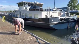 Trossen vast, schroeven uit! staat op de sluisdeuren in Grave