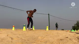 Une séance d’entraînement à la plage.sur l’endurance,appui,vivacité et la physique.