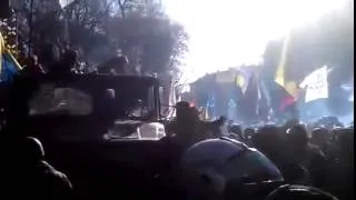 Майдановцы захватили три грузовика Беркута в правительственном квартале YouTube