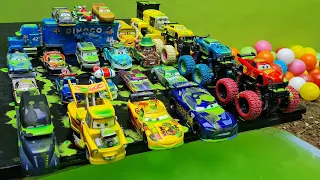 Amazing! Clean up muddy minicar falling into the water & a convoys disney cars! Play in the garden