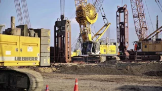 Liebherr - Duty Cycle Crawler Crane HS 8100 HD in slurry wall grab operation