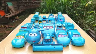 Clean up muddy minicar falling into the water & a convoys disney cars! Play in the garden #17