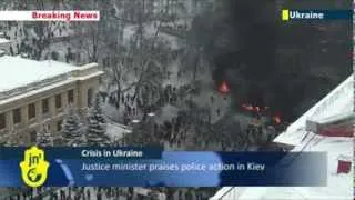 Crisis in Kiev: Ukrainian 'Berkut' riot police push protesters back towards Independence Square