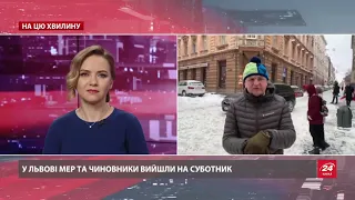 Садовий і місцева влада самотужки відгортають сніг в центрі Львова