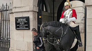 IDIOT Tourist walks BEHIND the horse and King's Guard!