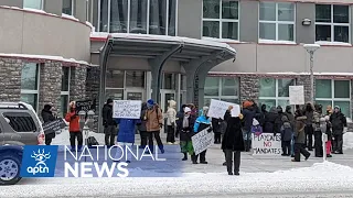 60 people call for end of COVID-19 vaccine mandate in Yellowknife | APTN News