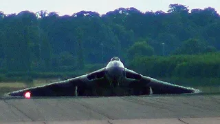 🇬🇧 🪽 Iconic Vulcan Bomber Jet Appears Over The Runway Brow at RAF Waddington Airshow