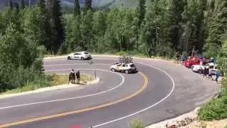 Ciclista si schianta contro un'auto di servizio. CHE BOTTA!