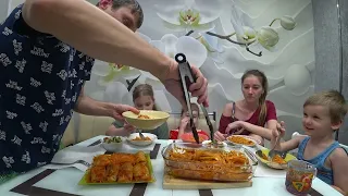 МУКБАНГ СЕГОДНЯ ДЕНИС ГЛАВНЫЙ ПО КУХНЕ / СПАГЕТТИ ПОД СЫРОМ, ГОЛУБЦЫ С КУРИЦЕЙ #мукбанг #mukbang