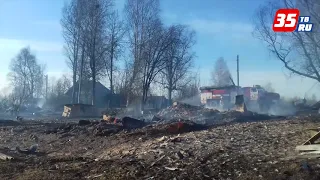 Пять дачных домов, три бани и гараж сгорели в Череповецком районе