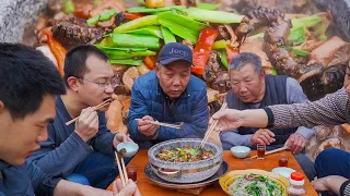 【食味阿远】阿远做“鳝鱼烧肥肠”，石锅加热，鳝鱼嫩肥肠香，吃相把人看馋了 | Shi Wei A Yuan