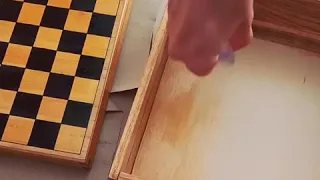 Barnizando ajedrez artesanal