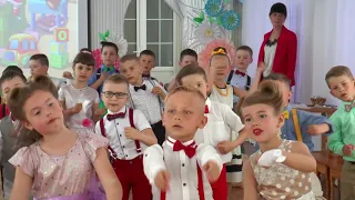 Пісня танок " А я  іграшки люблю" на випускному святі "Першокласні стиляги""