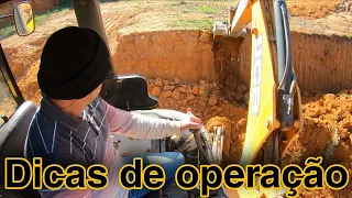 Retroescavadeira Trabalhando e Operador Dando Dicas de Como Fazer Acabamento Em Talude e Estrada