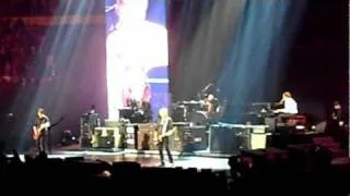 Paul McCartney live singing Golden Slumber / Carry That Weight.19/12/11