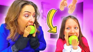 ЧЕЛЛЕНДЖ МАЛЕНЬКИЕ РУЧКИ Попробуй Почистить Банан и Съесть Яблоко Tiny Hands Challenge / Вики Шоу