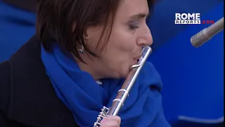 Calming "Silent Night" Christmas carol resounds in St. Peter's Square