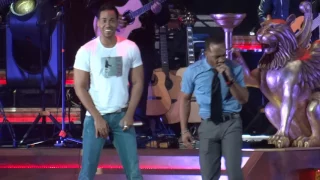 Singing competitions between fans at the Romeo Santos concert