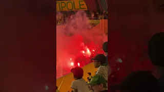 Fumigènes dans le parcage Angevin, vu de la tribune Nantaise (Nantes - Angers, 03.06.2023)