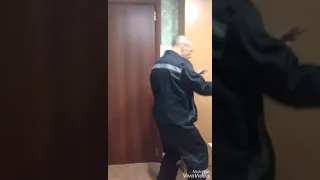 Зэк танцует под продиджи