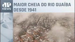 Moradores deixam casas após inundações em Porto Alegre