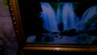 Картина с музыкой и текущем водопадом.