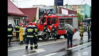 Sokółka. Akcja wyciągania samochodu strażackiego, który wjechał w dom