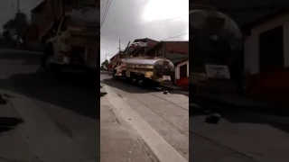 CAMIÓN NO PUEDE SUBIR CUESTA Y VUELCA !!! INCREIBLE FAIL TRUCK