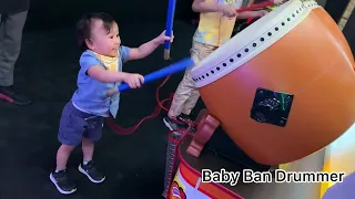 2 years old Baby Ban Drummer plays taiko no tatsujin at the arcade