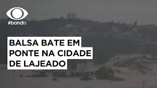 Balsa bate em ponte na cidade de Lajeado, rio alcança maior nível da história