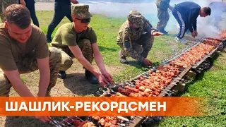 Мангал 160 метров и 700 кг мяса: на передовой жарили рекордный шашлык