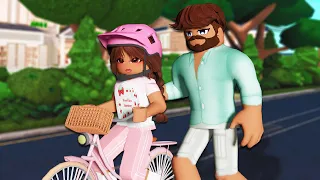 🚲LEARNING how to *RIDE A BIKE* on Bloxburg!🏠