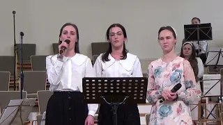 Песня на украинском языке, исполняет трио сестёр - Краткий перевод брата Ярослава.
