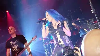 Nita Strauss (feat. Alissa White-Gluz) au Theatre Beanfield le 2023-11-14