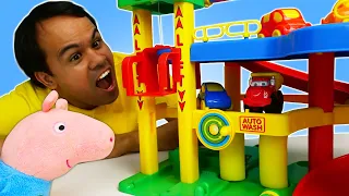 Vamos ver a garagem Wader junto com o George! Histórias para crianças com brinquedos da Peppa Pig