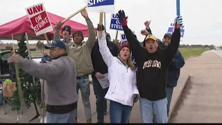 UAW members ratify contract, local GM workers to go back to work Sunday
