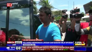 Keluarga Kemasi Lukisan dan Barang Milik Myuran