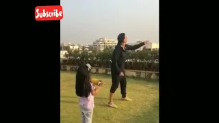 #Akshaykumar #HitAndHot Akshay kumar flying KITE (Patang) with daughter NITARA on makarsankranti day