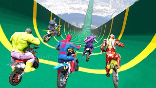 SUPERMOTOS! spiderman super vélos sautent du ciel défi avec des super-héros GTA V Homem Aranha MOD