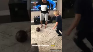 Neymar ensinando o filho a jogá bola