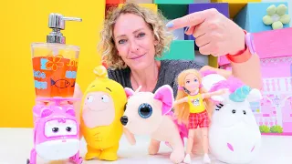 Spielzeug Kindergarten mit Nicole. Das Seife-Experiment. Kinder Video mit tollen Spielzeugen