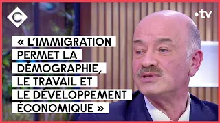 Éric Zemmour s’offre une nouvelle polémique au Bataclan, avec Alain Bauer- C à Vous - 15/11/2021