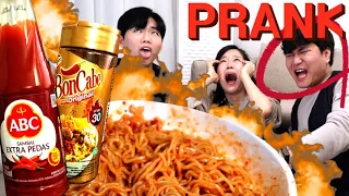 [Prank] Teman makan mie goreng dengan Boncabe LEVEL 30! 인도네시아 매운소스 몰래 넣고 반응보기ㅋㅋ