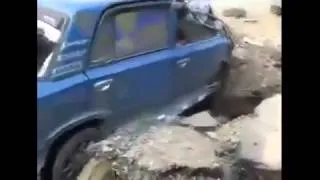 Результат падения мины перед автомобилем  снято на регистратор  Август 2014 Украина Донбасс