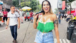 OLHA A HUMILDE E TALENTO DA CANTORA RENATA TARDONY CANTANDO 🎤 NA AV PAULISTA VEJA O QUE ELA FAZ