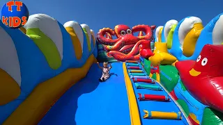 Детская Площадка с БАТУТАМИ! Ярослава катается с БОЛЬШОЙ ГОРКИ! Indoor Playground for Kids