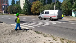 Ростовые фигуры в виде детей на пешеходном переходе | Харьков