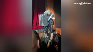 Dave Grohl bourré sur scène !!!
