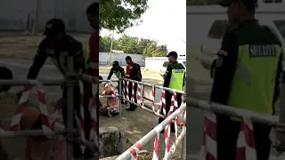 ORANG BERTAPA YANG KESIANGAN SAMPE DI GOTONG PAK SECURITY 😂😂😂