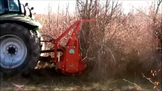 Tractor Deutz Fahr echipat cu tocator forestier AF Agrimaster